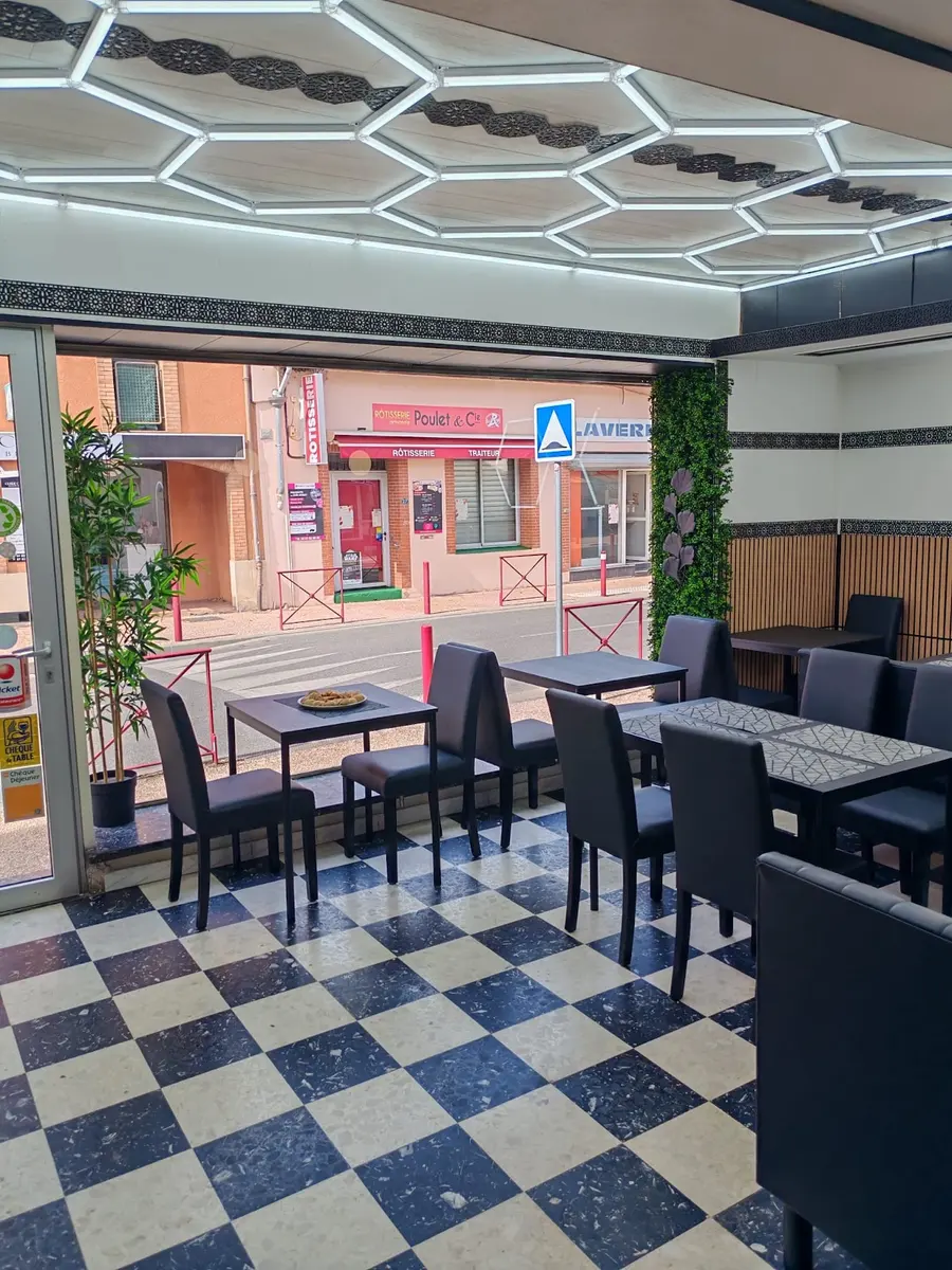 La salle du restaurant, côté vitrine